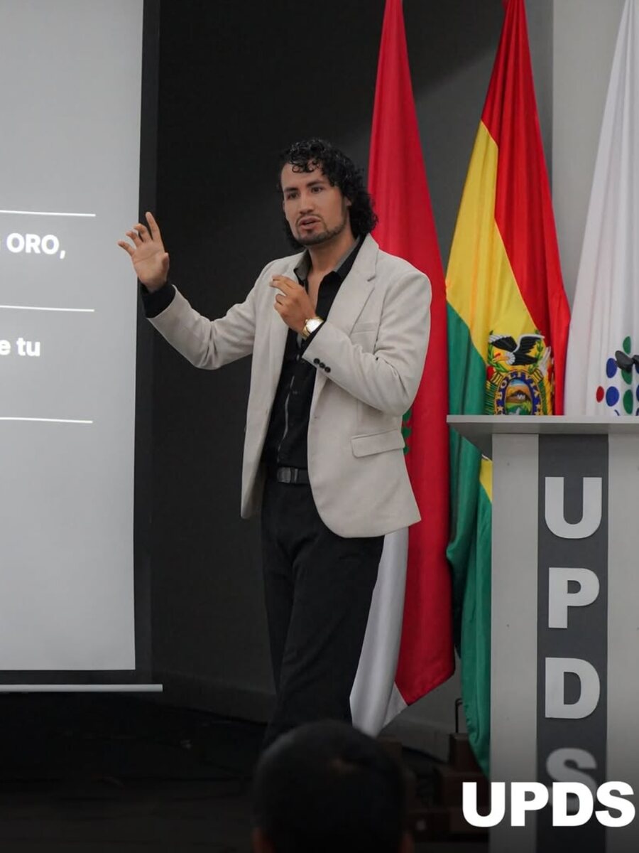 Jesús Arce dando una conferencia en la Universidad UPDS